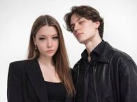 cam couple playing with dildo LeoAndMira