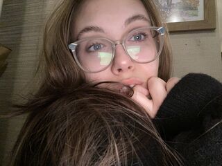 masturbating camgirl EmilyLoven