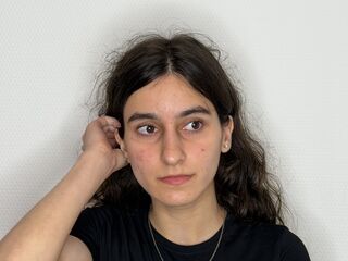 beautiful webcamgirl FondaYarbro