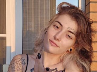 topless camgirl GoldenLips