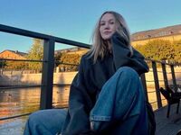 camgirl masturbating with sex toy LillyStill