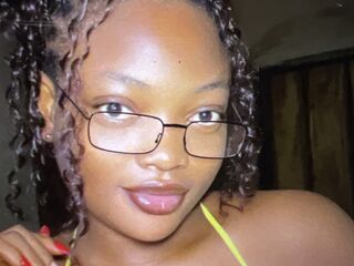 camgirl fingering shaved pussy MakyDina