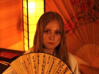 camgirl masturbating with dildo MandiKressierer