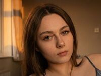 camslut showing tits MireyaElowen